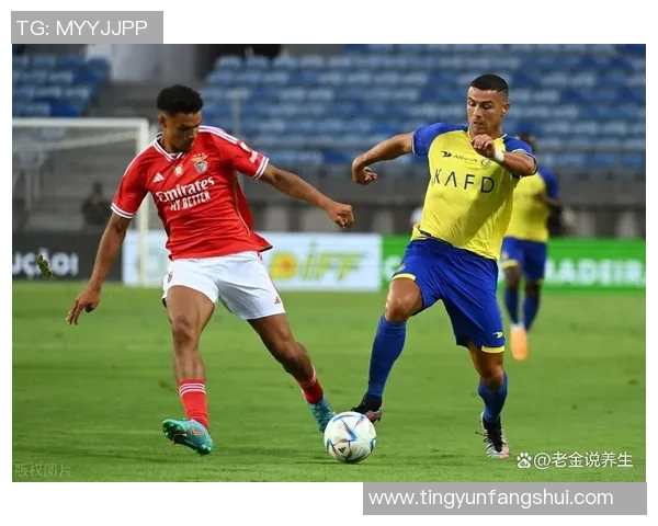 当红足球球星华丽转身街头摆地摊引发球迷热议